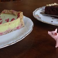 matcha strawberry raw cake + pear chocolate cake at Soul's in Dusseldorf