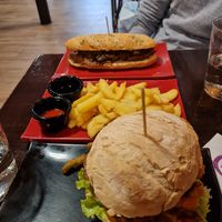 Hamburguesa de seitan y lujuria vegana at La Muga in Bilbao