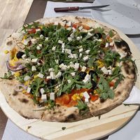 Pizza vegana com tofu, cogumelos, cebola, milho, pimentos, rúcula, azeitona preta e molho de tomate   at La Divina's Pizzeria in Coimbra