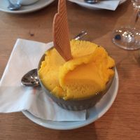Veganes Mangosorbet at Mina Gelato in Friedrichshafen