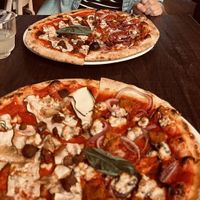 Twee vegan pizza’s 50/50   at De Pizzabakkers  in The Hague