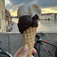 Dunkle Schokolade und Jasmintee   at Stella Eiscafé - Crêpes in Regensburg