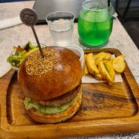 Vegan Avocado Burger at Tomoyasu Seisakusyo and Hamburger - 友安製作所とハンバーガー in Fukuoka