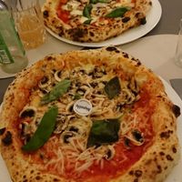 Vegan Pizza Funghi (front) and vegetarian Pizza Funghi (back). We also got scissors for cutting. ✂️ at Napolita in Berlin