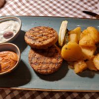 Leckeres veganes Bifteki mit veganem Zaziki und Tomaten-Senf Dip at Taverna Athene in Berlin