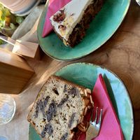 Bananenbrot und Karotten-Walnuss-Kuchen  at Berry's in Darmstadt