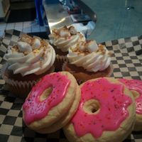 Cupcakes & cookies, today's dessert options at Hella Vegan Eats in Oakland