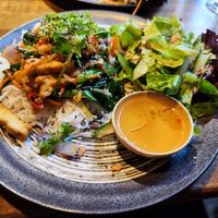 27. Xa Ot E-leicht scharf – light spicy
Gebratener Gemüse-Mix aus Zitronengras, Karotten, Zwiebeln, Lauchzwiebeln, Chili, Reisnudeln, Erdnüssen, Salat und Limetten-Dressingen,  at Avada in Nuertingen