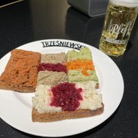  The 4 vegan sandwich options and a "Pfiff" beer at VIE - Trzesniewski - T2 in Vienna