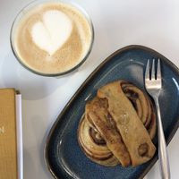 Cappuccino mit Hafermilch und Kardamom-Bun (gut zum Tunken!) ☺️  at Patisserie Sonntags in Cologne