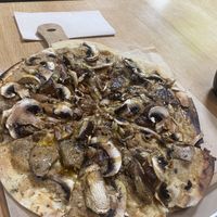 mushroom pizza at Flores do Cabo in Colares