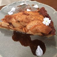 Apple tart with caramel  at Flores do Cabo in Colares