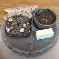 Convert: pão de esperta e pão nórdico, patê de lentilhas e manteiga de amêndoa   at Flores do Cabo in Colares