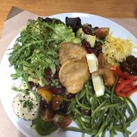 Salada do dia. É tao completa que é dá trabalho enumerar os ingredientes.  at Flores do Cabo in Colares