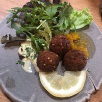 Croquetes de tempeh com alioli e chutney de pêra   at Flores do Cabo in Colares