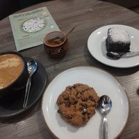 Me encantó la galleta de quinoa y el cappuccino. Siempre estoy pensando en esa galleta 🤌🩷 at Madre Planta Cafetería in Lima