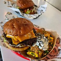 vorne: Nacho Burger / hinten: Falafel Burger at Dooby's Vegan Streetfood in Bochum