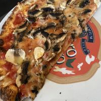 Pizza Funghi mit veganem Käse  at La Piccola Italia in Hamburg