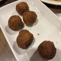 Las croquetas tenían buena pinta pero eran precocinadas y nos las pusieron congeladas  at O'Ceo  in A Coruna