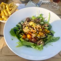 Bulgur quinoasalade met frietjes en vegan mayo €13 (2025) at Van Houten Strandbar in Breskens