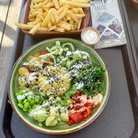 Vegan poke bowl met frieten en veganaise €13 + €7 at Van Houten Strandbar in Breskens