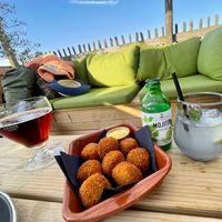 Mojito mocktail met vegan bitterballen at Van Houten Strandbar in Breskens