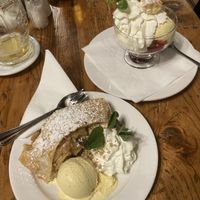 Apfelstrudel und Vanilleeis  at Prezidentska chata in Janov Nad Nisou