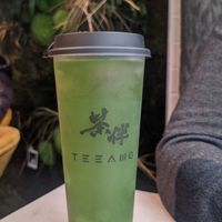 kiwi fruit tea with apple popping pearls at TEEAMO Vienna in Vienna
