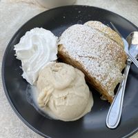 Apfelstrudel mit veganem Eis und Schlagsahne  at Café Lottchen in Dahlen