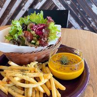 ファラフェルピタサンドイッチのポテトとスープのセット。こちらのスープはカボチャのポタージュ🎃  at Blue Point Falafel & Coffee in Yomitan