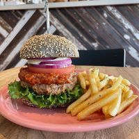 ヘンプチーズバーガー🍔ポテトセット。麻炭を練り込んだ特注バンズと、麻の実を混ぜ込んだ自家製パティ。自家製のトマトソース at Blue Point Falafel & Coffee in Yomitan