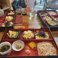 Bento d’été : Tempura de légumes, purée carotte/concombre, chou blanc et algue nori, sauce froide pour tremper les nouilles. En plus: 1 portion d’algues et 1 mochi   at Wabi Sabi in Liege