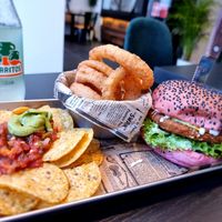 Advocado burger & onion rings at XONI STREETFOOD in Tielt