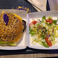 Chicken sandwich with small salad at Açaï Spot in Cannes