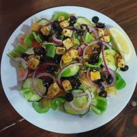 Ensalada mediterránea con "tofeta" at El Patio Cocina Vegana in Genalguacil