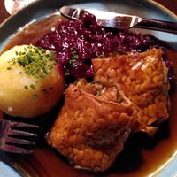 Tempehrouladen mit Dunkelbiersauce, Blaukraut und Kartoffelknödel at DILL Vegan Gastronomie in Augsburg