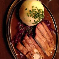 "Knusper-Ente" mit Blaukraut und Kartoffelknödel 😍 at DILL Vegan Gastronomie in Augsburg