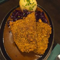 Knuspersteak, Kloß mit Soß', Rotkohl at DILL Vegan Gastronomie in Augsburg