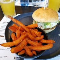 Hamburguer Natura + Ovo Estrelado + Cogumelos Salteados, Batata Doce  Frita e Limonada de Maracujá at Enigma in Tomar