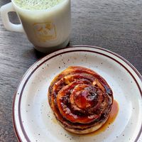 Regular cinnamon roll and Matcha soy au lait at Kim Yo Pan - Vegan Bakery in Taichung