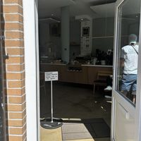 Vegan koffie op zonnig terras  at Five Ways Coffee in Amsterdam