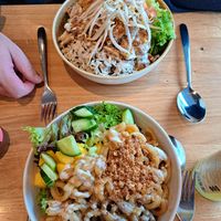 Vorne vegane Toky Bowl und hinten Fitness Bowl mit extra Chicken at Joyce in Kempten