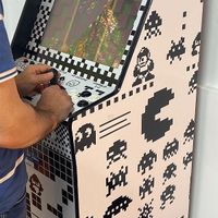 Máquina Arcade en la sala de espera   at Murlok Tattoo in Madrid