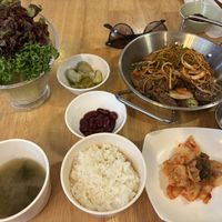 Piatto tipico involtino con dentro “carne” di soia da creare in autonomia, kimchi, zuppa di miso, fermentati e salsa ganjang   at Vegan Insa - 비건인사 in Seoul