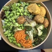 Customizable Bowl with Lettuce, quinoa, broccoli, edamame, falafel, and hummus.  at SuperBowl - Midi in Brussels