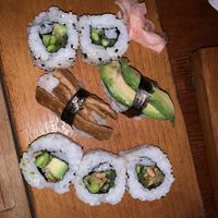 De shusi was niet speciaal. Dus deze zou ik niet nog een keer nemen. De vegan Gyza was wel super lekker!  at Sushi Street Café in Marseille