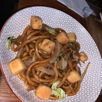 Wij hebben hier super lekker gegeten! Het personeel was vriendelijk. Het duurde even voor de vieze borden werden opgehaald, maar het eten was er snel. De Undon noedels waren super! at Sushi Street Café in Marseille