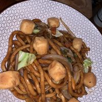 Lekkere zachte tofu met dikke noedels in een zoet zoute saus. Echt heel lekker! Ik kom zeker terug.  at Sushi Street Café in Marseille