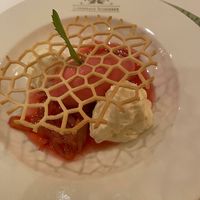 Errötendes Mädchen:
Haselnuss-Milch | Rhabarber at Landhaus Scherrer in Hamburg