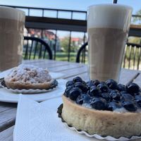 Streuseltörtchen mit Johannesbeeren und Blaubeertörtchen    at Café Wewe in Bad Vilbel